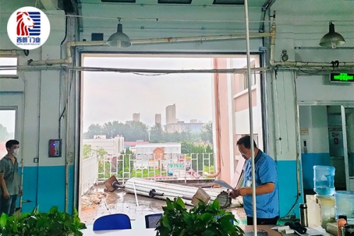 强信机械（莱州）有限公司车间安装了抗风提升门