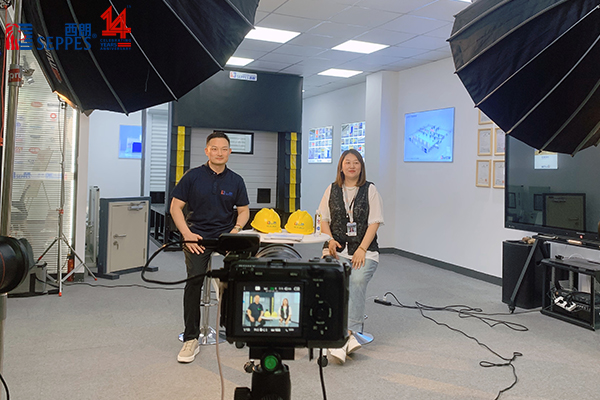 西朗门业董事长杨元嘉接受阿里巴巴国际站采访现场