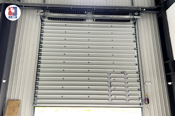 工厂内部工业提升门