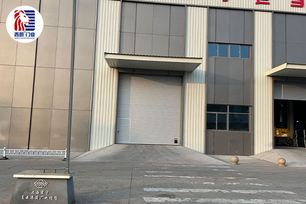 东方国际集装箱车间大门安装提升门