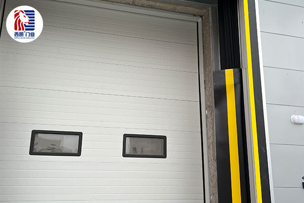 信达生物制药在车间安装抗风提升门