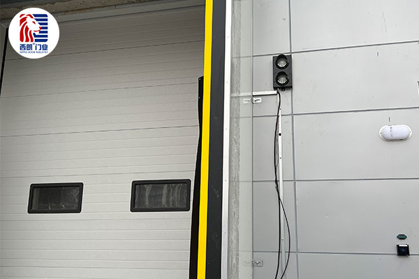 信达生物制药在车间安装抗风提升门