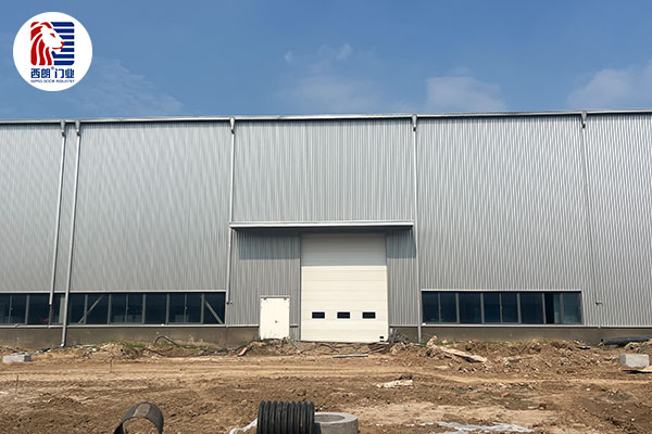 天格地板仓库安装抗风提升门