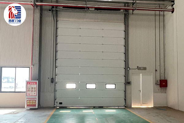 天格地板仓库安装抗风提升门