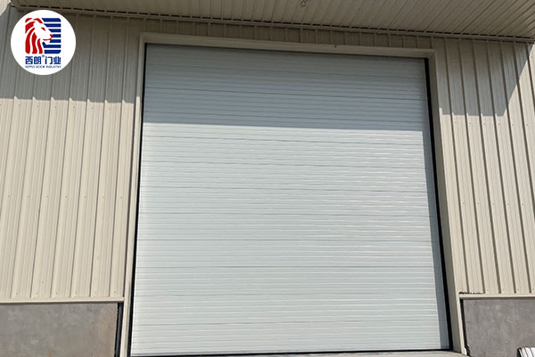 江苏八方钢结构集团有限公司车间安装了抗风提升门