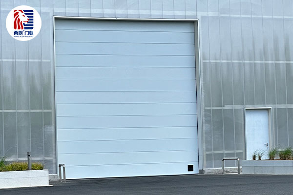 德马格塑料机械(宁波)有限公司在车间安装提升门