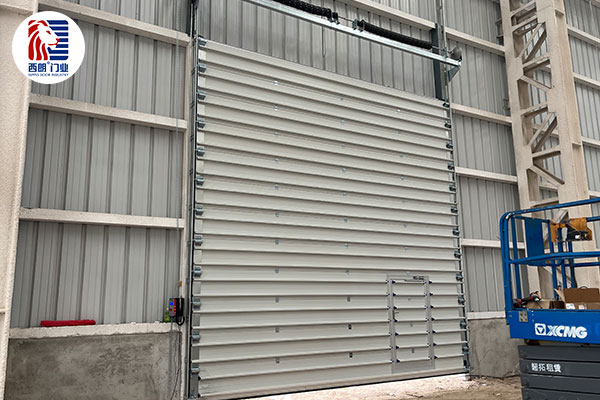 江苏八方钢结构集团有限公司车间安装了抗风提升门