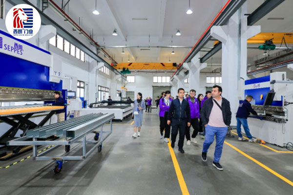海外客户参观西朗门业生产线