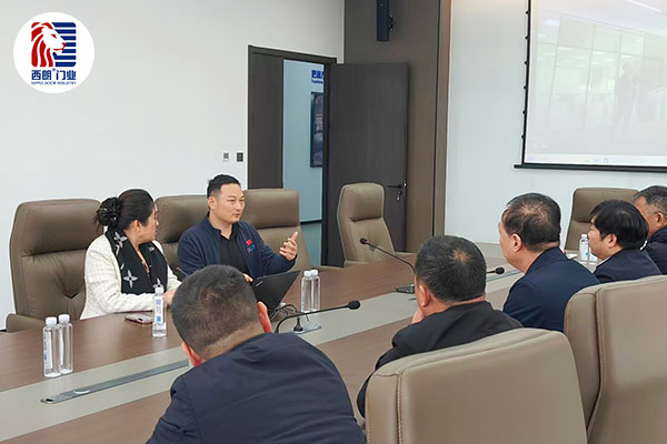 西朗门业董事长杨元嘉向各位领导介绍企业.jpg