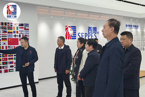 上图为：杨元嘉董事长向来宾们介绍西朗门业企业文化展厅