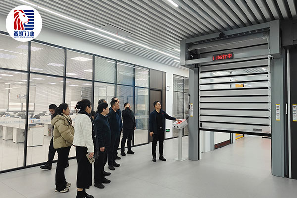 上图为：西朗门业董事长杨元嘉为领导们演示高端工业门产品在工业物联网中的应用