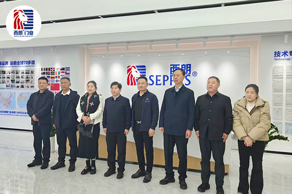 上图为：交流结束后合影留念