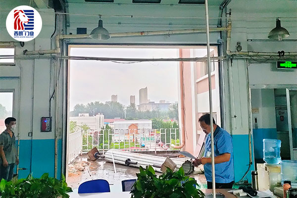 强信机械(莱州)有限公司车间安装了抗风提升门 强信机械(莱州)有限公司车间安装了抗风提升门