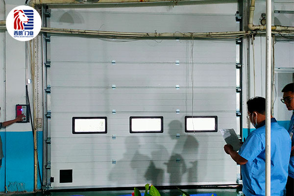 强信机械(莱州)有限公司车间安装了抗风提升门 强信机械(莱州)有限公司车间安装了抗风提升门