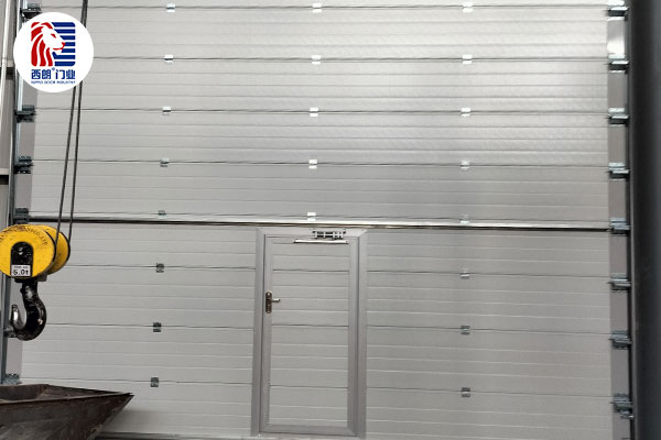 山东华澳陶瓷材料有限公司仓库外安装抗风提升门