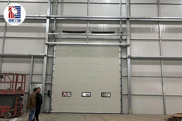 西朗带视窗工业提升门