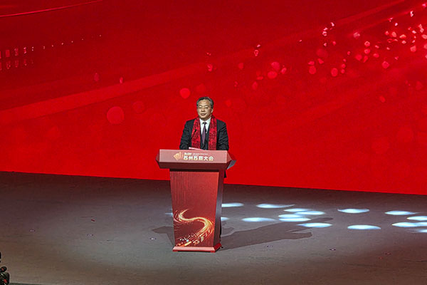 上图为：江苏省委常委、苏州市委书记范波做主题发言