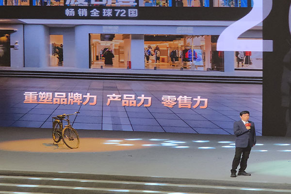 上图为：波司登集团董事长高德康分享创业历程与品牌发展