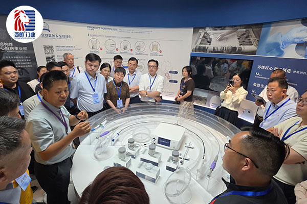 ▲与会企业家参观沛嘉医疗展厅