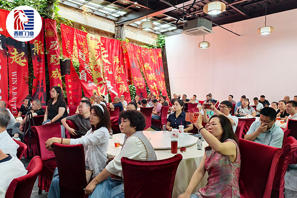 分享现场的企业家们认真听讲和拍照记录
