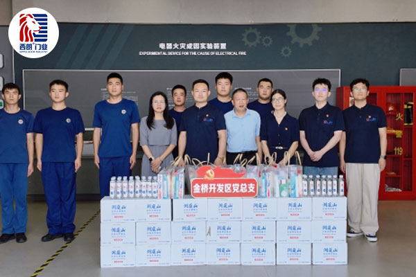 西朗门业党支部获得上级颁发的“先进基层党组织”铜牌