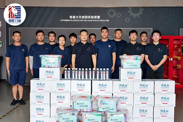 消防救援人员慰问现场