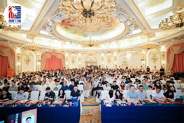比赛现场座无虚席500多人的会场