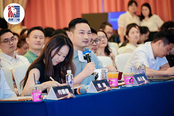 评委导师杨元嘉的精彩点评将比赛现场氛围拉到高点
