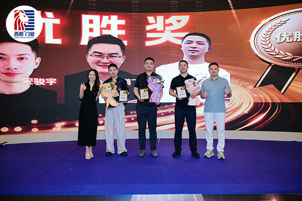 评委导师杨元嘉为获奖选手颁奖后合影留念
